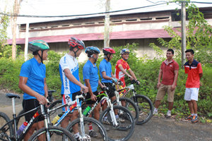 HLV và các thành viên đội tuyển xe đạp địa hình Hòa Bình đang đánh giá, bình xét chất lượng tập luyện của các VĐV sau mỗi buổi tập.

