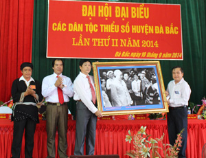 Lãnh đạo Ban Dân tộc tỉnh tặng Đại hội bức ảnh Bác Hồ với đồng bào dân tộc thiểu số.