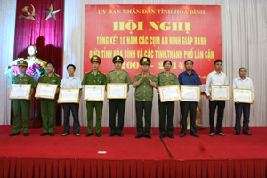 Thượng tướng Bùi Văn Nam, UVT.Ư Đảng, Thứ trưởng Bộ Công an trao bằng khen của Bộ Công an cho 9 tập thể có thành tích xuất sắc trong phong trào xây dựng cụm ANGR.