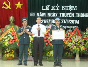 Đồng chí Nguyễn Văn Quang, Phó Bí thư Tỉnh ủy, Chủ tịch UBND tỉnh trao tặng bằng khen cho Trung đoàn 250.