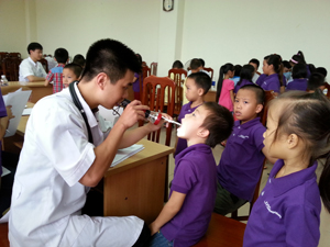 Các em học sinh vùng dự án trên địa bàn thành phố được các bác sỹ kiểm tra hệ hô hấp.