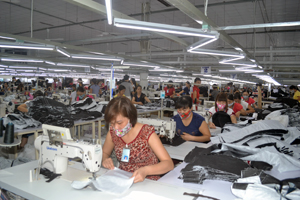 Công nhân Công ty May GGS Việt Nam tuân thủ quy định đeo khẩu trang  khi làm việc  trong xưởng.