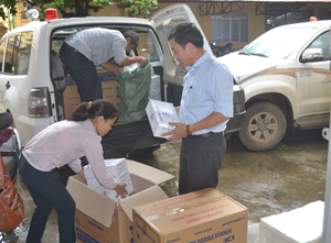 Trung tâm YTDP huyện Lạc Thủy tiếp nhận vật tư, tài liệu truyền thông phục vụ công tác tiêm chủng từ Trung tâm YTDP tỉnh.