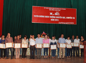 UBND huyện Cao Phong đã trao giấy khen, phần thưởng cho 292 tập thể, cá nhân có thành tích trong hoạt động khuyến học, khuyến tài.
