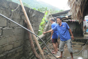Trận mưa lớn gây lũ đánh sập tường của hộ gia đình ông  Nguyễn Văn Hải và Nguyễn Văn Đường, phường Thái Bình (TPHB).