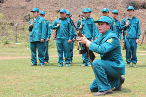 Anh Khà A Khua hướng dẫn dân quân tự vệ ở Hang Kia.