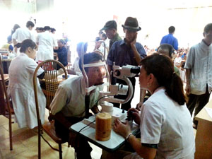 Các y, bác sỹ trẻ khám mắt cho người cao tuổi trong “Hành trình vì sức khỏe người cao tuổi” tại trường Trung cấp y tế Hòa Bình.