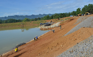 Đơn vị thi công đẩy nhanh tiến độ để hoàn thành kế hoạch sửa chữa, nâng cấp các hạng mục thuộc công trình hồ Vốc (Xuất Hóa, Lạc Sơn).


