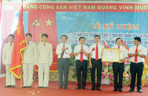 Thừa ủy quyền của Chủ tịch nước, đồng chí Nguyễn Văn Quang, Chủ tịch UBND tỉnh trao Huân chương Lao động hạng nhất cho Công ty TNHH MTV Cao Phong.