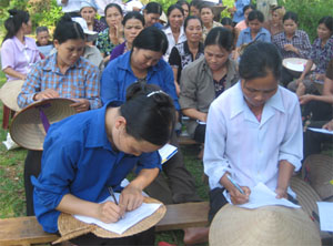 Nhân dân xóm Giếng 1, xã Hợp Thịnh (Kỳ Sơn) tham gia đóng góp ý kiến vào các vấn đề phát triển KT- XH.
