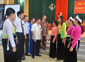 Đồng chí Phó Chủ tịch UBND tỉnh Bùi Văn Khánh trò chuyện với các đại biểu DTTS huyện Kỳ Sơn tham dự đại hội.