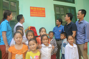 Lãnh đạo Báo Điện tử Trí thức trẻ và các đại biểu bàn giao nhà bán trú dân nuôi điểm trường Thùng Lùng.