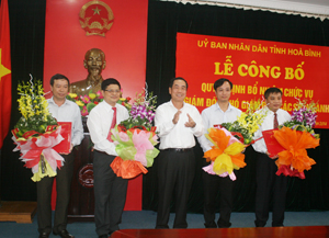 Đồng chí Nguyễn Văn Quang, Chủ tịch UBND tỉnh trao quyết định và giao nhiệm vụ cho các đồng chí được bổ nhiệm, điều động, luân chuyển.