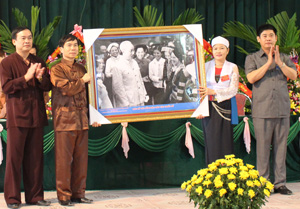 Đồng chí Nguyễn Văn Dũng, Phó Chủ tịch UBND tỉnh tặng đại hội bức tranh Bác Hồ với đồng bào DTTS.