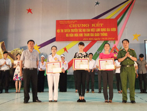 Các đội thi xuất sắc nhận giải của Ban tổ chức hội thi.