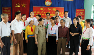 Các đại biểu Quốc hội tỉnh tiếp xúc cử tri huyện Lạc Sơn.