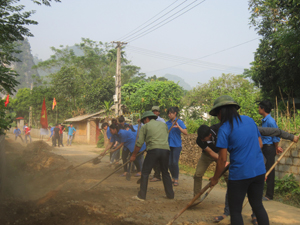 Sau buổi lễ phát động, các ĐV-TN và bà con nhân dân xã Nam Thượng tiến hành dọn dẹp, đắp phủ lề đường.