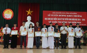 Đồng chí Bùi Văn Cửu, Phó Chủ tịch TT UBND tỉnh cùng lãnh đạo Hôi Khuyến học tỉnh trao giấy khen cho học sinh đạt giải cao tại kỳ thi đại học năm 2014.