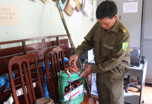 Công an viên xã Yên Thượng kiểm tra tang vật thu giữ từ việc bắt quả tang các đối tượng sử dụng xung kích điện đánh bắt cá.