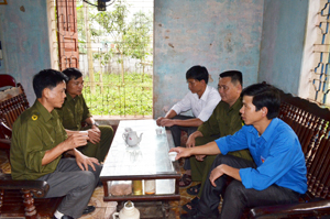 Lực lượng công an xã Đoàn Kết cùng Đoàn thanh niên huyện Yên Thủy thường xuyên quan tâm, động viên giúp đỡ người lầm lỗi.      Ảnh: P.V