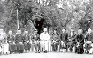 Bác Hồ chụp ảnh lưu niệm với các đại biểu người cao tuổi Thủ đô Hà Nội dịp đón Tết cổ truyền trong khuôn viên Phủ Chủ tịch. Ảnh: T.L