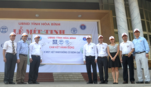 Đồng chí Nguyễn Văn Dũng, Phó Chủ tịch UBND tỉnh cùng lãnh đạo một số bộ, ngành T.Ư ký cam kết hành động vì một Việt Nam không có bệnh dại.