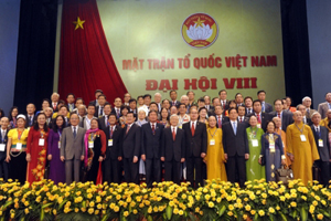 Các đồng chí lãnh đạo Đảng, Nhà nước với các đại biểu dự Đại hội đại biểu toàn quốc Mặt trận Tổ quốc Việt Nam lần thứ VIII. Ảnh: THANH CHƯƠNG 
