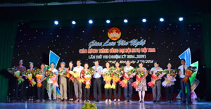 Đồng chí Trần Đăng Ninh, Phó Bí thư TT Tỉnh ủy và lãnh đạo Ủy ban MTTQ tỉnh tặng hoa cho các đoàn tham gia biểu diễn tại đêm giao lưu.

