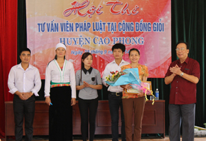 Ban Tổ chức trao giải nhất cho đại diện đội thi xã Dũng Phong.