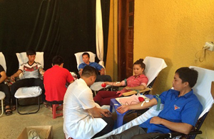 ĐV- TN huyện Mai Châu tham gia hiến máu tình nguyện tại Ngày hội.
