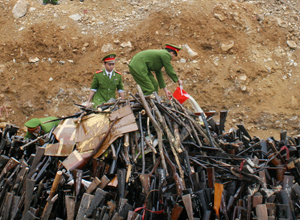 Lực lượng chức năng tổ chức tiêu hủy 7.114 khẩu súng sau khi vận động thu hồi theo Đề án 1081/ĐA-BCĐ của UBND tỉnh.