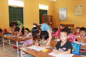 Một giờ luyện chữ của học sinh lớp 1 trường tiểu học Cao Sơn A (huyện Đà Bắc).
