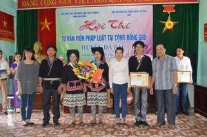 Đại diện Ban Tổ chức và Quỹ JIFF trao giải nhất cho đội thi xã Tu Lý.