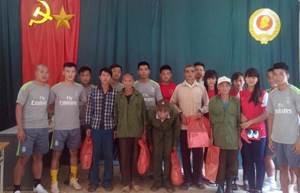 Ban huấn luyện và các VĐV đội tuyển xe đạp tỉnh tặng quà cho các gia đình chính sách tại xã Lũng Vân (Tân Lạc).

