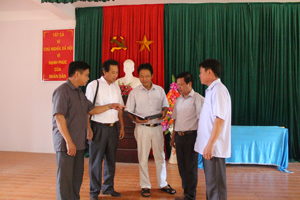 Lãnh đạo Huyện ủy Lạc Thủy thường xuyên kiểm tra, đôn đốc các chi, Đảng bộ cơ sở trong việc thực hiện Chỉ thị số 03 của Bộ Chính trị.

