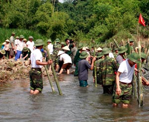 Lực lượng DBĐV huyện Kim Bôi gắn công tác huấn luyện với làm dân vận giúp nhân dân xã Tú Sơn đắp bai giữ nước phục vụ sản xuất và sinh hoạt.

