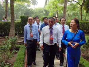 Đoàn đại biểu Việt kiều tham quan Phủ Chủ tịch. 

