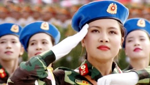 Nữ Khối trưởng Phạm Trúc Sơn Quỳnh dẫn đầu Khối nữ chiến sĩ quân y diễu binh qua lễ đài sáng 2-9. Ảnh do nhân vật cung cấp.