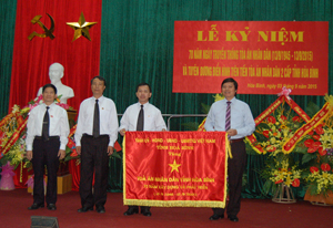 Đồng chí Trần Đăng Ninh, Phó Bí thư TT Tỉnh ủy trao cờ lưu niệm của Tỉnh uỷ, HĐND, UBND, UBMTTQ tỉnh cho Ngành Toà án tỉnh.

 


