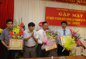 Đại tá Lê Đình Thích, Cục trưởng Cục Cơ yếu Đảng - Chính quyền, Ban Cơ yếu Chính phủ trao Kỷ niệm chương “Vì sự nghiệp Cơ yếu Việt Nam” cho các đồng chí lãnh đạo tỉnh.