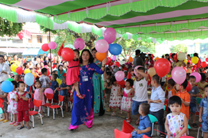 Các cô giáo chào đón các cháu vào năm học mới tại trường Mầm non Sao Sáng Cao Phong.

