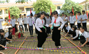 Các em học sinh trường THPT Lạc Sơn hào hứng tham gia nhảy sạp trong phần hội tại lễ khai giảng năm học 2015- 2016.