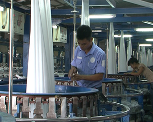 Nhà máy Nguyên liệu mới tại KCN Mông Hóa (Kỳ Sơn) giải quyết việc làm ổn định cho hàng chục lao động địa phương.