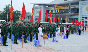 Các tân binh huyện Đà Bắc trong lễ giao nhận quân đợt II, năm 2015.