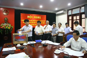 Đồng chí Nguyễn Văn Dũng, Phó Chủ tịch UBND tỉnh cùng các đồng chí trong BCĐ 800 của tỉnh bỏ phiểu công nhận các xã đạt tiêu chuẩn xây dựng NTM.

 
