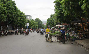 Tình trạng lấn chiếm lòng đường, vỉa hè trên đường Phùng Hưng (phường Tân Hòa - TP Hòa Bình) diễn ra liên tục, kéo dài những không được xử lý dứt điểm.