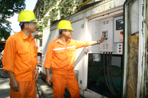 Điện lực thành phố Hòa Bình trang bị thêm máy phát điện 250kVA-0,4kV đảm bảo cung cấp điện liên tục trong thời gian diễn ra Đại hội Đảng bộ tỉnh Hòa Bình lần thứ XVI, nhiệm kỳ 2015 - 2020.