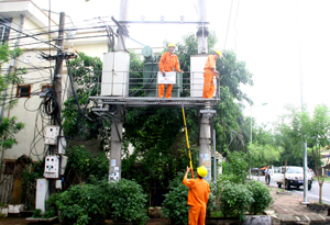 Công nhân Điện lực thành phố Hòa Bình có mặt kịp thời, xử lý sự cố an toàn tại trạm biến áp số 4, tổ 8, phường Phương Lâm (TP Hòa Bình).