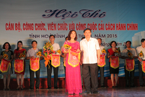 Đồng chí Bùi Văn Khánh, Phó Chủ tịch UBND tỉnh trao giải nhất cho đội Sở GD&ĐT.

