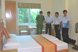 Đội kiểm tra liên ngành tiến hành kiểm tra công tác chuẩn bị phục vụ đại biểu dự Đại hội Đảng bộ tỉnh tại Khách sạn Đà Giang.

